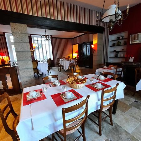 Hotel De La Barbacane Tiffauges Bagian luar foto