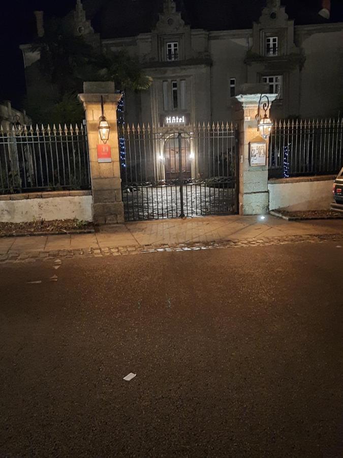 Hotel De La Barbacane Tiffauges Bagian luar foto