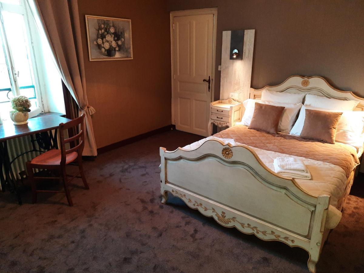 Hotel De La Barbacane Tiffauges Bagian luar foto