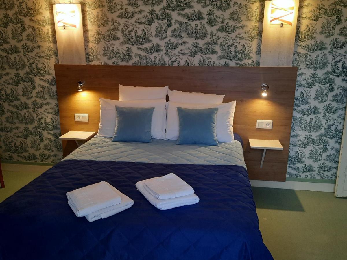 Hotel De La Barbacane Tiffauges Bagian luar foto