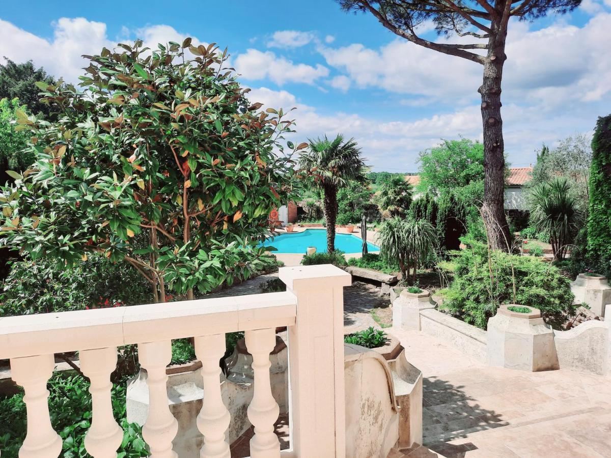 Hotel De La Barbacane Tiffauges Bagian luar foto