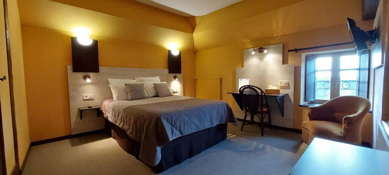 Hotel De La Barbacane Tiffauges Bagian luar foto