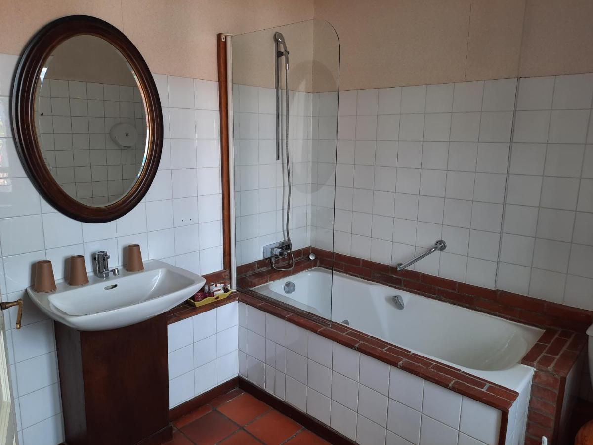Hotel De La Barbacane Tiffauges Bagian luar foto