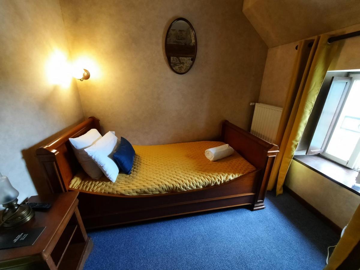 Hotel De La Barbacane Tiffauges Bagian luar foto