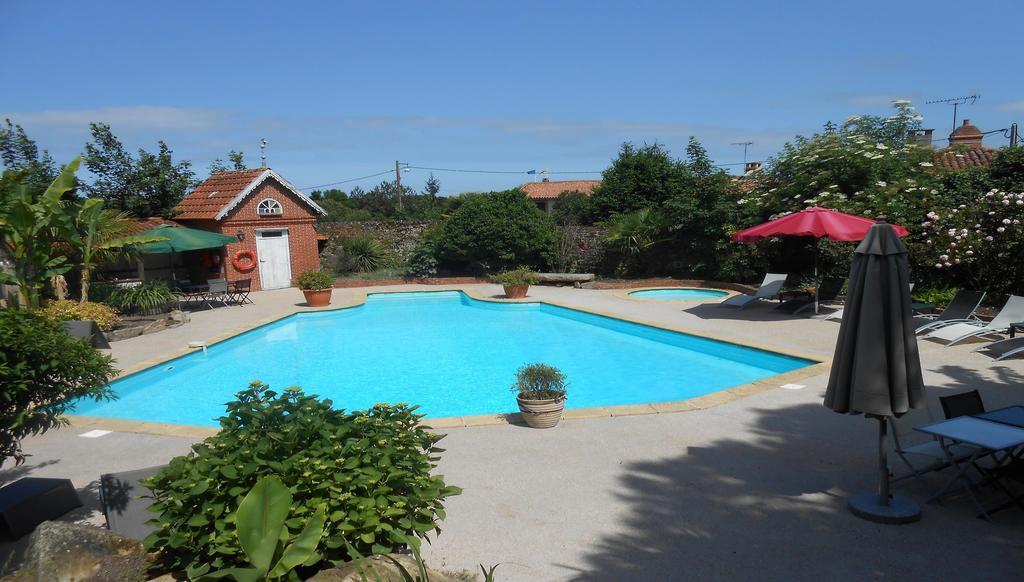 Hotel De La Barbacane Tiffauges Bagian luar foto