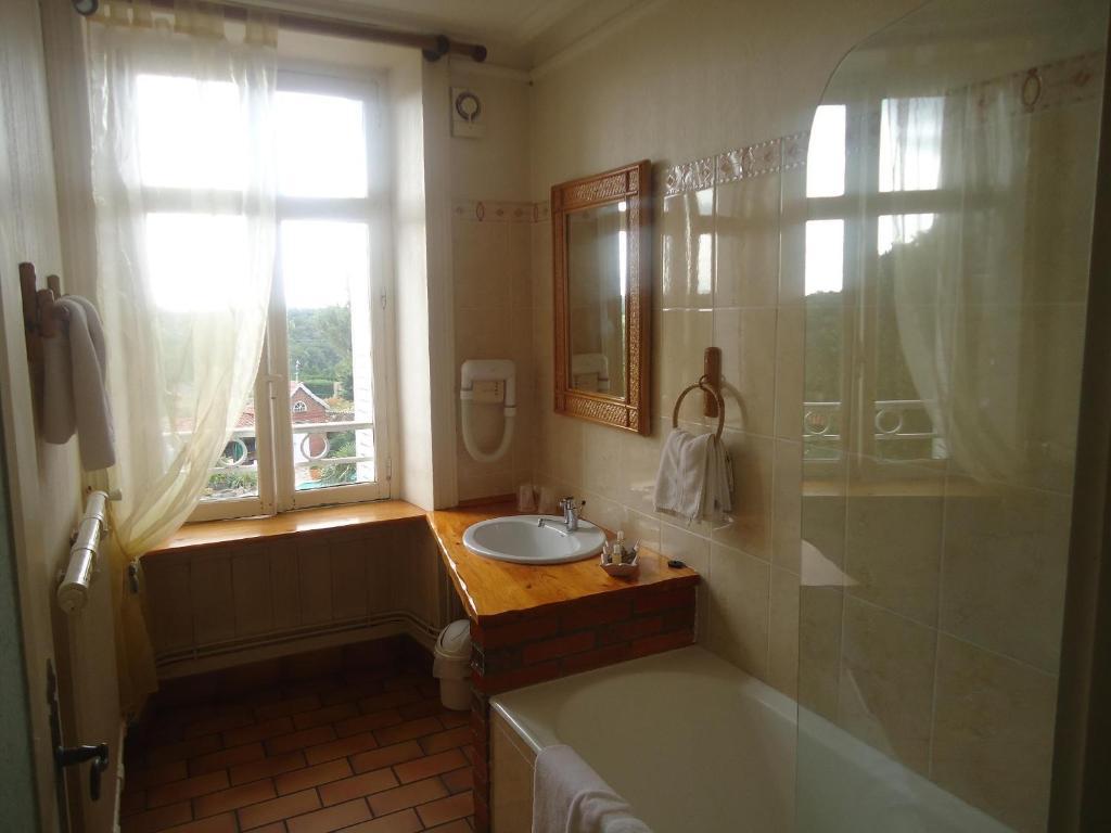 Hotel De La Barbacane Tiffauges Ruang foto