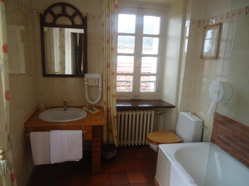 Hotel De La Barbacane Tiffauges Ruang foto