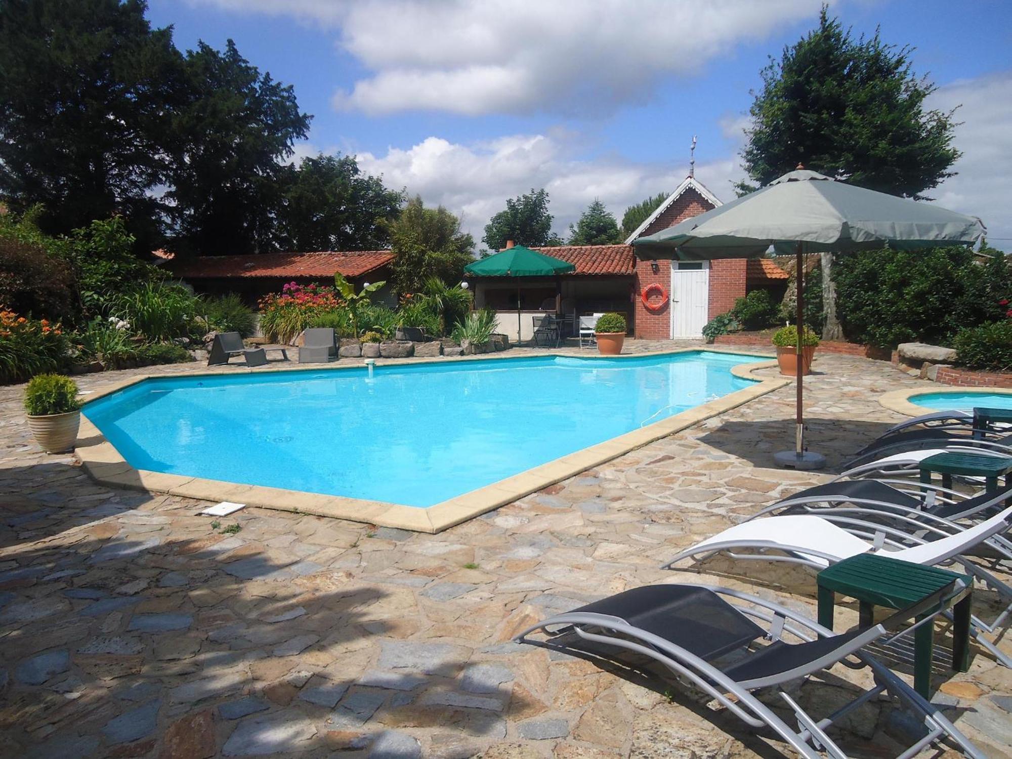 Hotel De La Barbacane Tiffauges Bagian luar foto