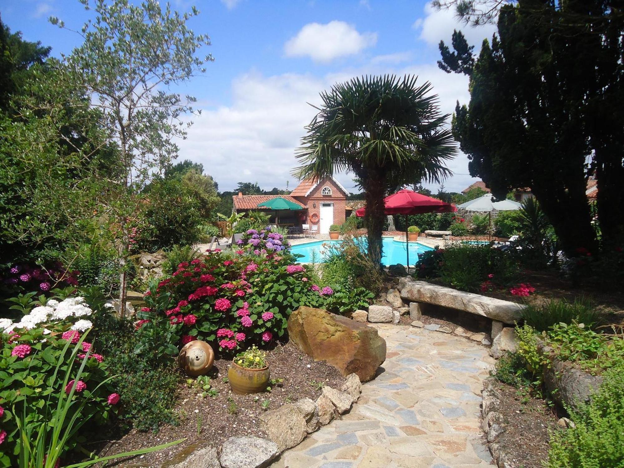 Hotel De La Barbacane Tiffauges Bagian luar foto