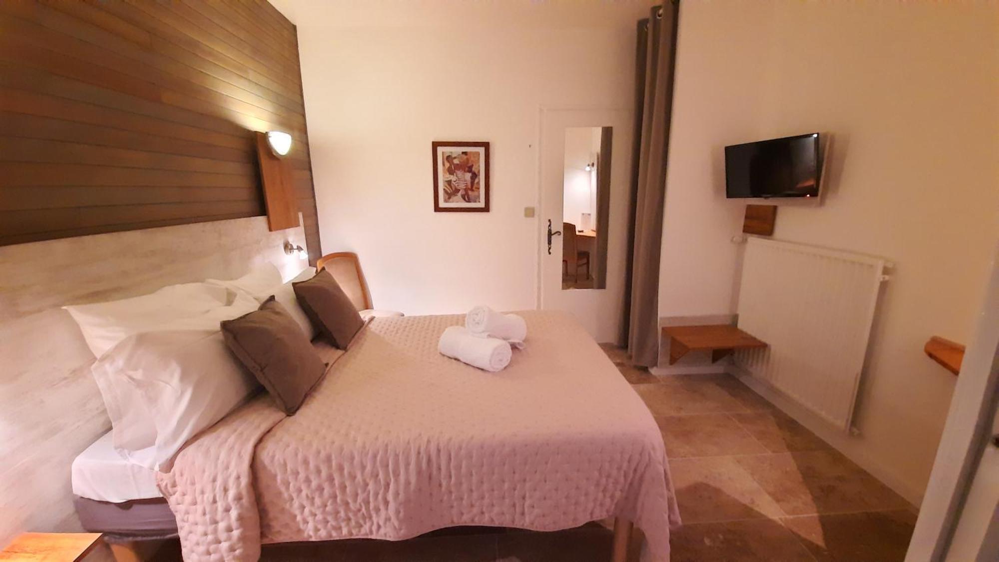 Hotel De La Barbacane Tiffauges Bagian luar foto