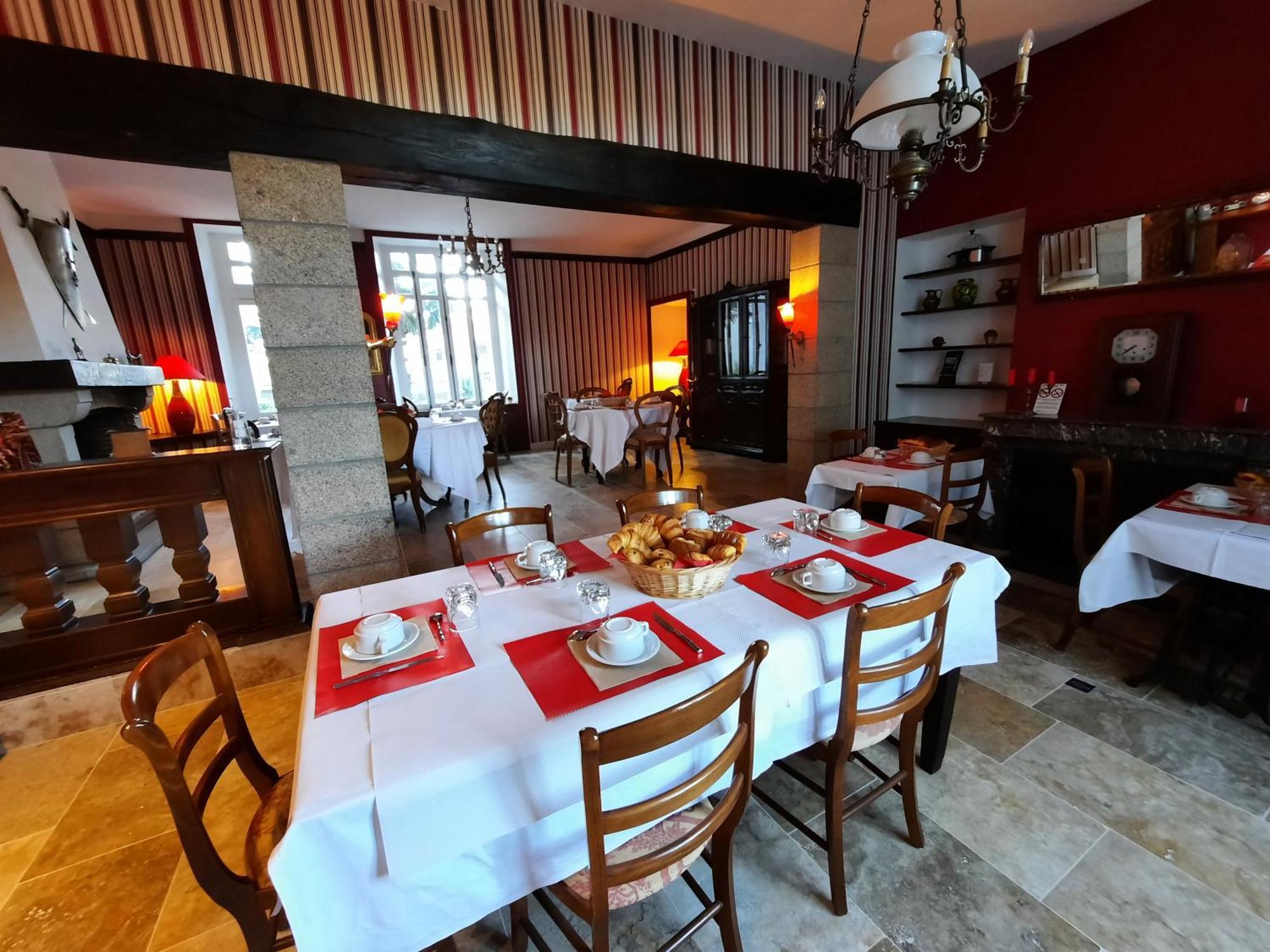 Hotel De La Barbacane Tiffauges Bagian luar foto