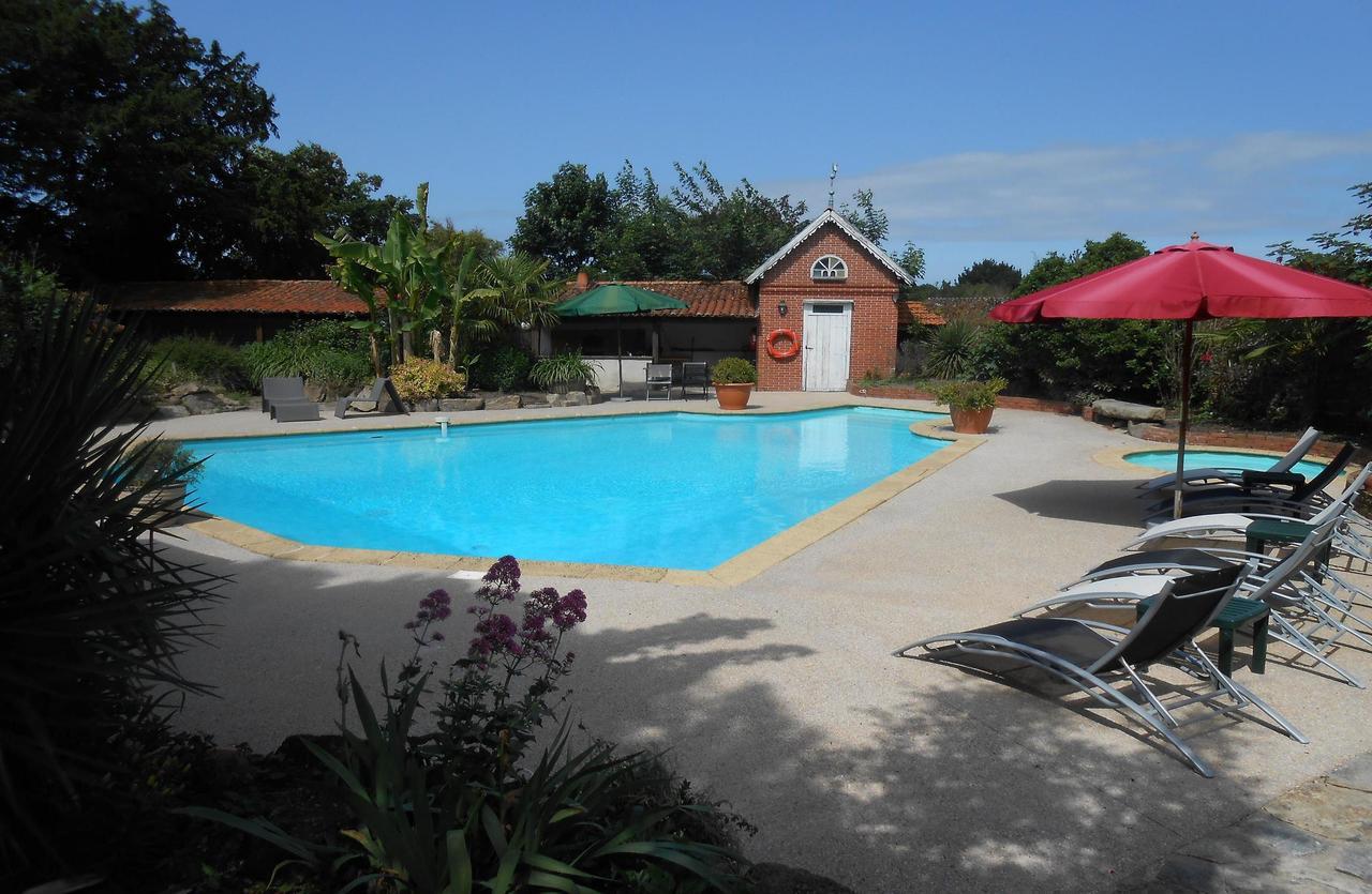 Hotel De La Barbacane Tiffauges Bagian luar foto